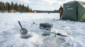 Gros plan sur un tuyau de propane reliant un réservoir de 20 lb à une chaufferette.