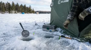 Réservoir de propane de 20 lb fixé debout sur une base en bois sur la glace.